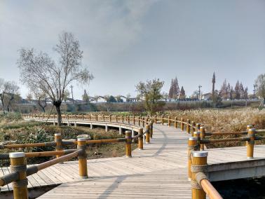 陕西汉中“一江两岸”湿地公园红雪松木栈道栏杆